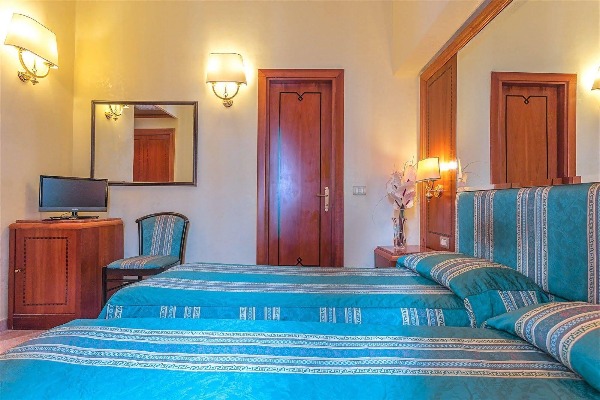 Raeli Hotel Lux Rom Exteriör bild